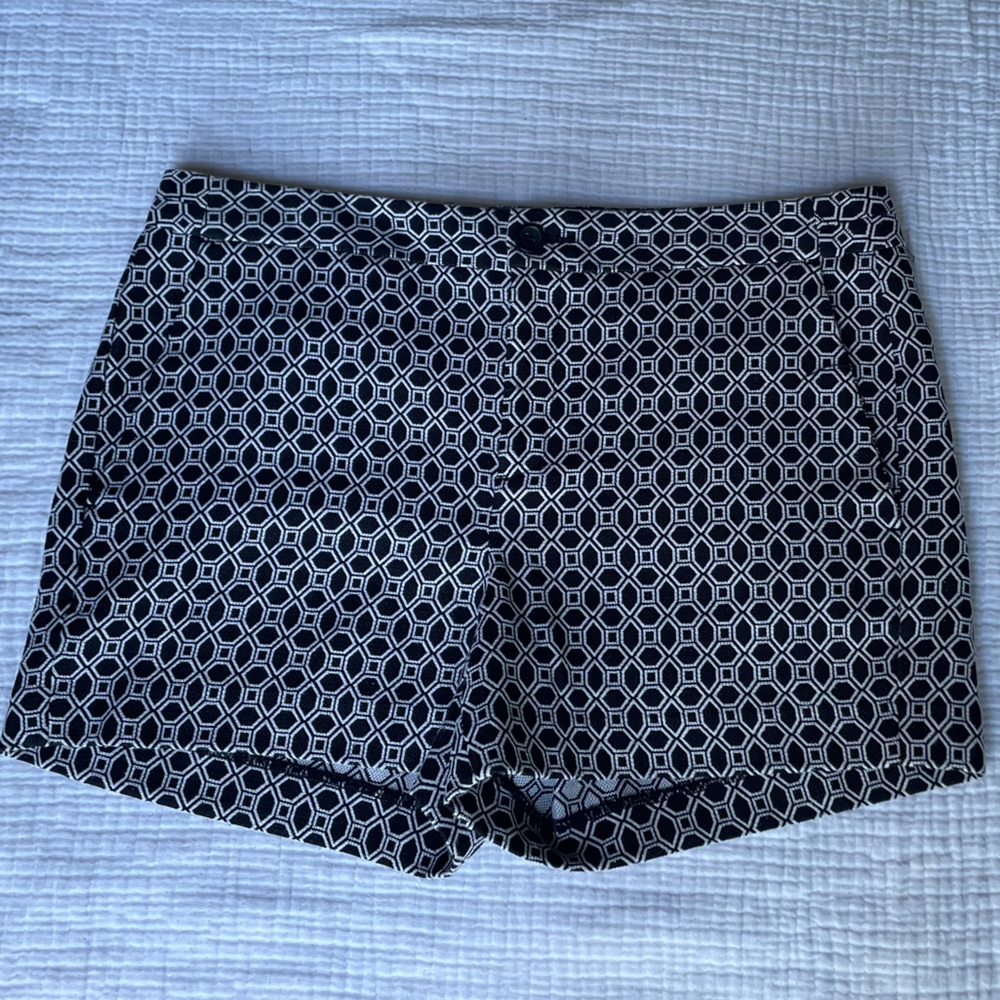 Banana Republic black and white flat front sz 8 shorts with pockets.